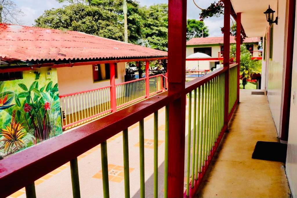 Finca Hotel El Laurel - Parque Del Cafe モンテネグロ エクステリア 写真