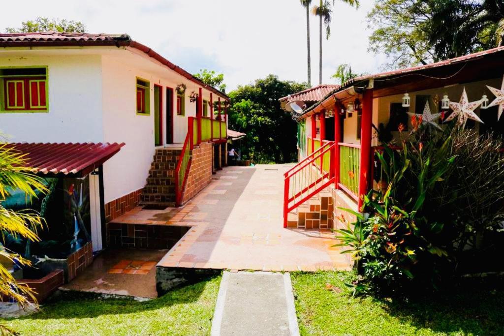 Finca Hotel El Laurel - Parque Del Cafe モンテネグロ エクステリア 写真